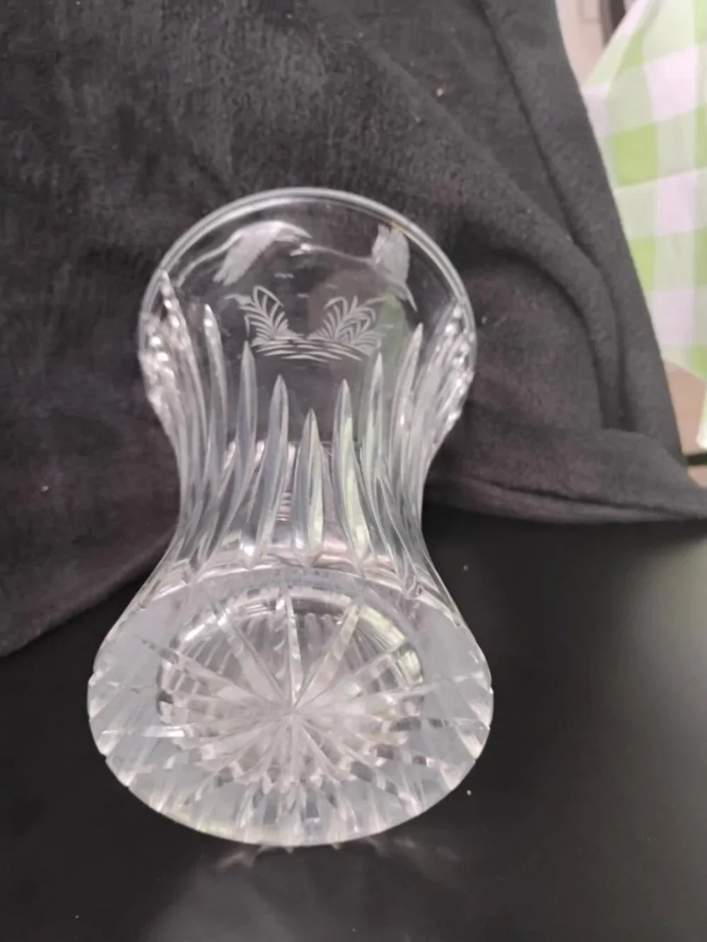 Ribbed crystal glass vase with swan etching